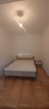 Manja spavaća soba sa bračnim krevetom i drvenim podom. - image 6