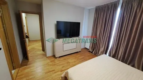 Nameštena spavaća soba sa bračnim krevetom, TV-om i parketom. - image 15