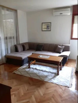 Dnevna soba sa ugaonom garniturom, stočićem i parketom. - image 4
