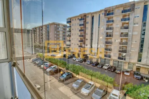Pogled sa terase na okolne stambene zgrade i parking. - image 10