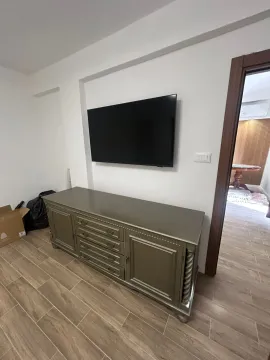 Dnevna soba sa TV komodom i televizorom na zidu. - image 7