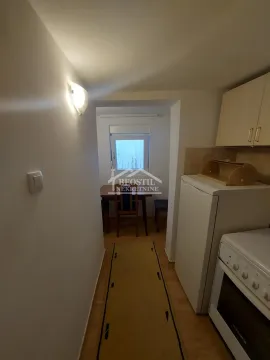 Manja kuhinja sa šporetom, frižiderom i prolazom ka trpezariji. - image 5