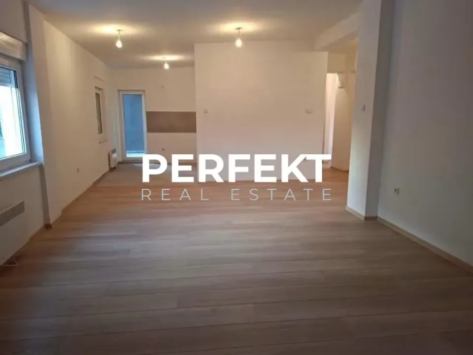 Prodaja, trosoban stan, 97m², Centar, Pančevo