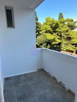 Nenamješten balkon sa pogledom na zelenilo i drveće. - image 5