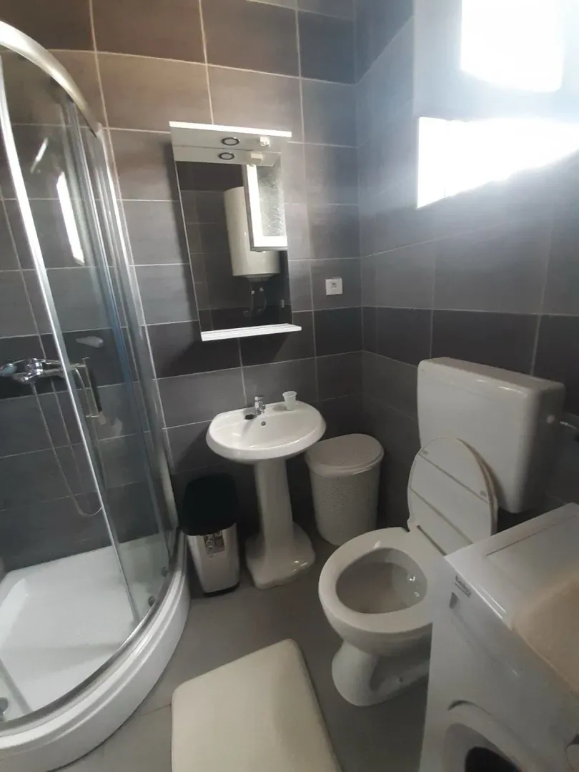 Bathroom equipped with a shower cabin, washbasin, and toilet.