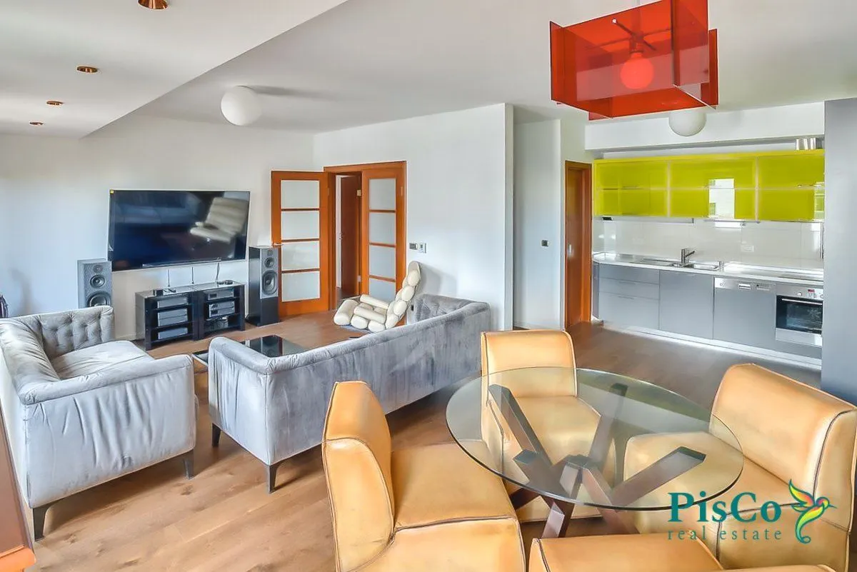 Izdavanje, dvosoban stan, 90m², Centar, Podgorica