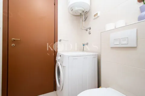 Kupatilo sa veš mašinom, bojlerom i vratima. - image 7