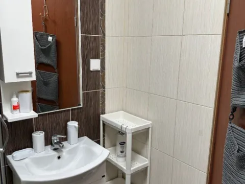 Izdavanje, trosoban stan, 77m², Muo, Kotor - image 8