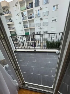 Pogled sa popločane terase na susjednu zgradu. - image 8