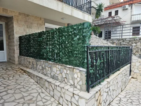 Eksterijer zgrade sa popločanim dvorištem i ogradom. - image 18