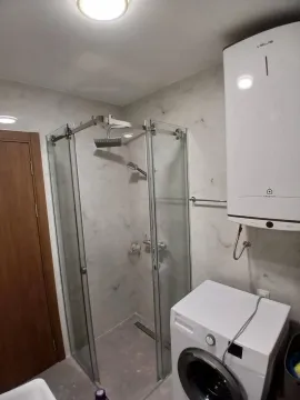 Moderne kupatilo sa tuš kabinom, bojlerom i veš mašinom. - image 9