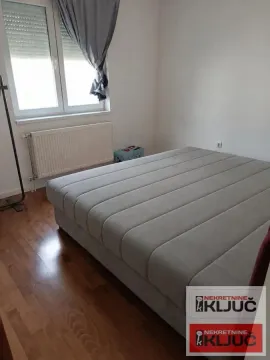 Spavaća soba sa bračnim krevetom i prozorom. - image 4