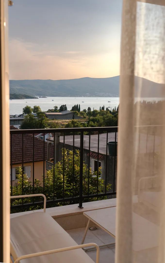 Pogled na more sa terase opremljene baštenskim namještajem.