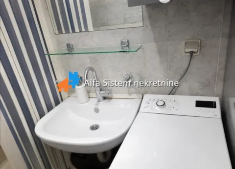 Manje kupatilo sa umivaonikom, ogledalom i mašinom za veš. - image 7