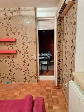 Pogled iz dnevne sobe ka terasi sa parketom na podu i tapetama na zidovima. - image 3
