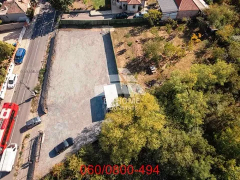 Pogled iz vazduha na plac sa pristupnim putem i zelenilom. - image 8