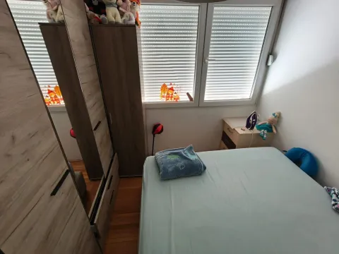Manja spavaća soba sa krevetom i garderoberom. - image 7