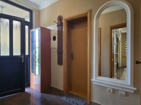 Izdavanje, kuća, 170m², Gornja Gorica, Podgorica - image 11