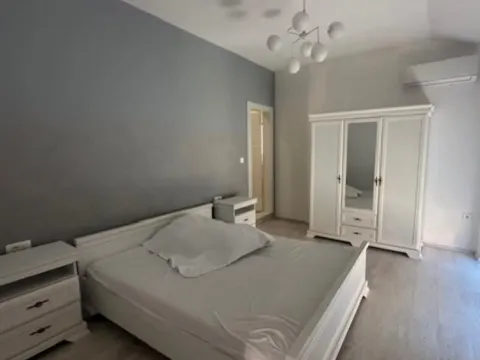 Izdavanje, trosoban stan, 100m², Dobrota, Kotor - image 5