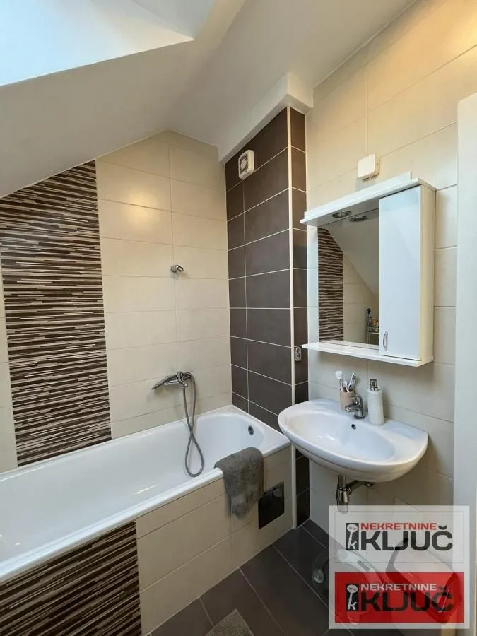 Prodaja, četvorosoban stan, 77m², Bulevar patrijarha Pavla, Novi Sad Sve Podlokacije