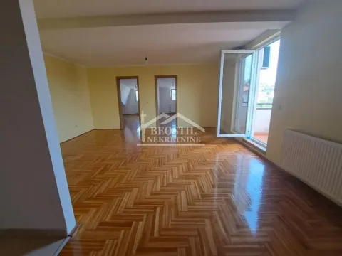 Prazna dnevna soba sa parketom i izlazom na terasu. - image 13