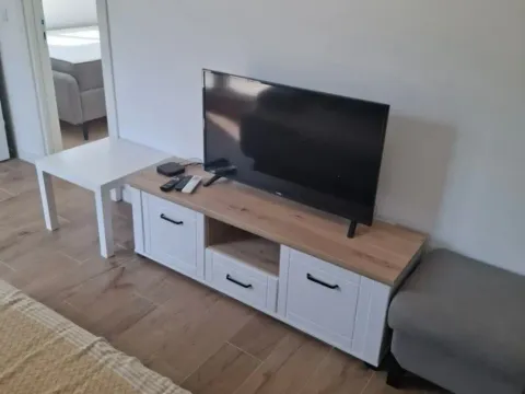 Izdavanje, jednosoban stan, 40m², Radanovići, Kotor - image 6