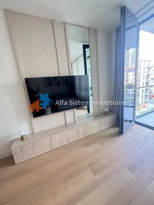 Izdavanje, trosoban stan, 74m², Savski Venac, Beograd