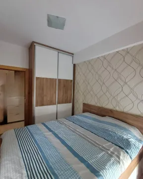 Spavaća soba sa bračnim krevetom i ugradnim ormarom. - image 5