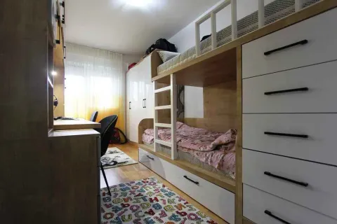 Dječija soba sa krevetom na sprat, ormarima i radnim stolom. - image 7