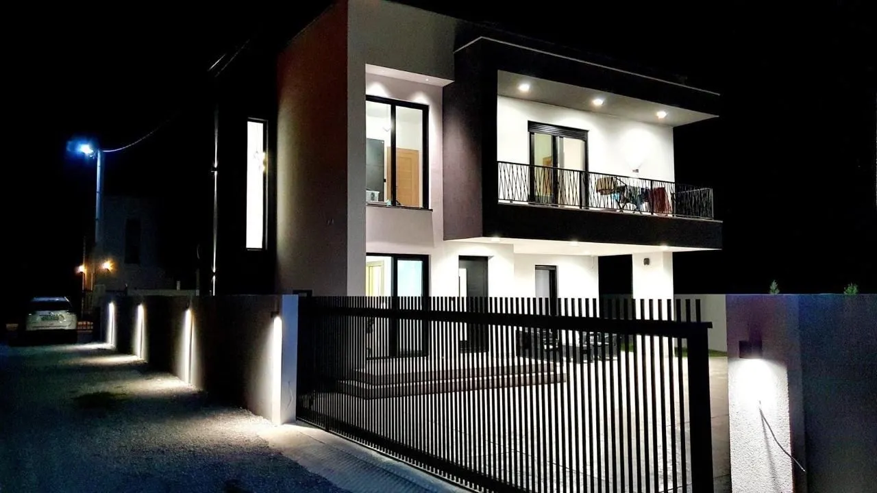 Izdavanje, kuća, 190m², Tološi, Podgorica