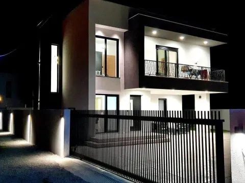 Rent, house, 190m², Tološi, Podgorica - image 15