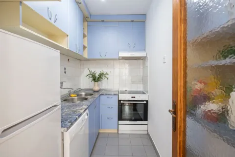 Manja kuhinja sa plavim elementima i ugrađenim kućnim aparatima. - image 5