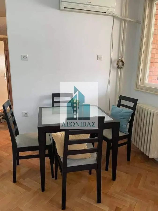 Trpezarijski sto sa četiri stolice u sobi.