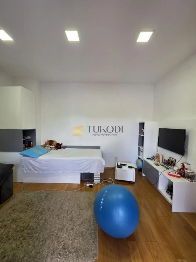 Prodaja, stan, 352m², Centar, Novi Sad