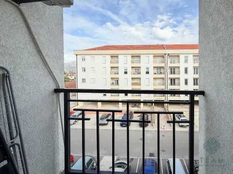 Pogled sa balkona na okolne zgrade i parking. - image 2