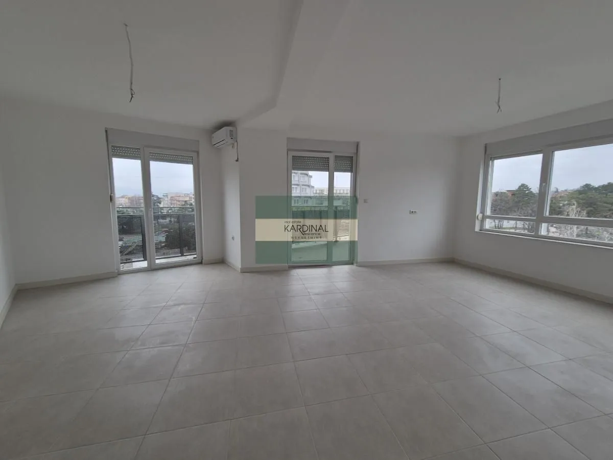 Izdavanje, četvorosoban stan, 97m², Centar, Paraćin