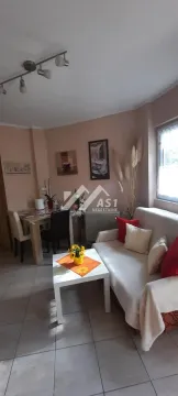 Dnevni boravak sa garniturom, stočićem i trpezarijskim delom u pozadini. - image 14