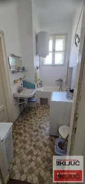 Pogled na kupatilo sa kadom, umivaonikom i veš mašinom. - image 12