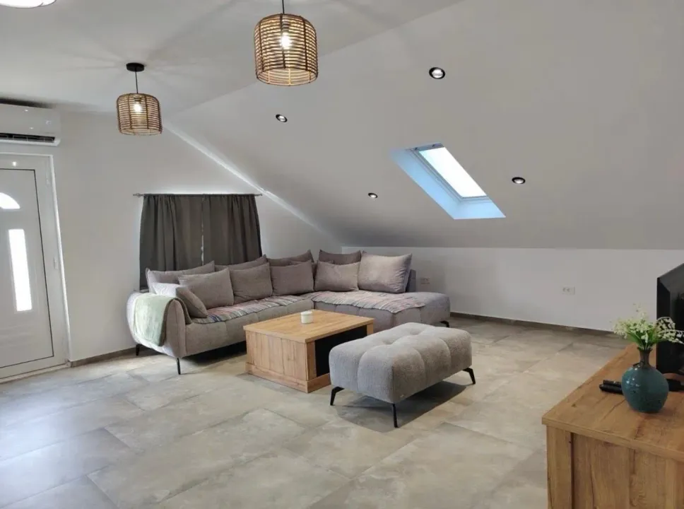 Izdavanje, dvosoban stan, 80m², Mažina, Tivat