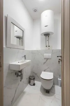 Manje kupatilo sa umivaonikom, WC šoljom i bojlerom. - image 21