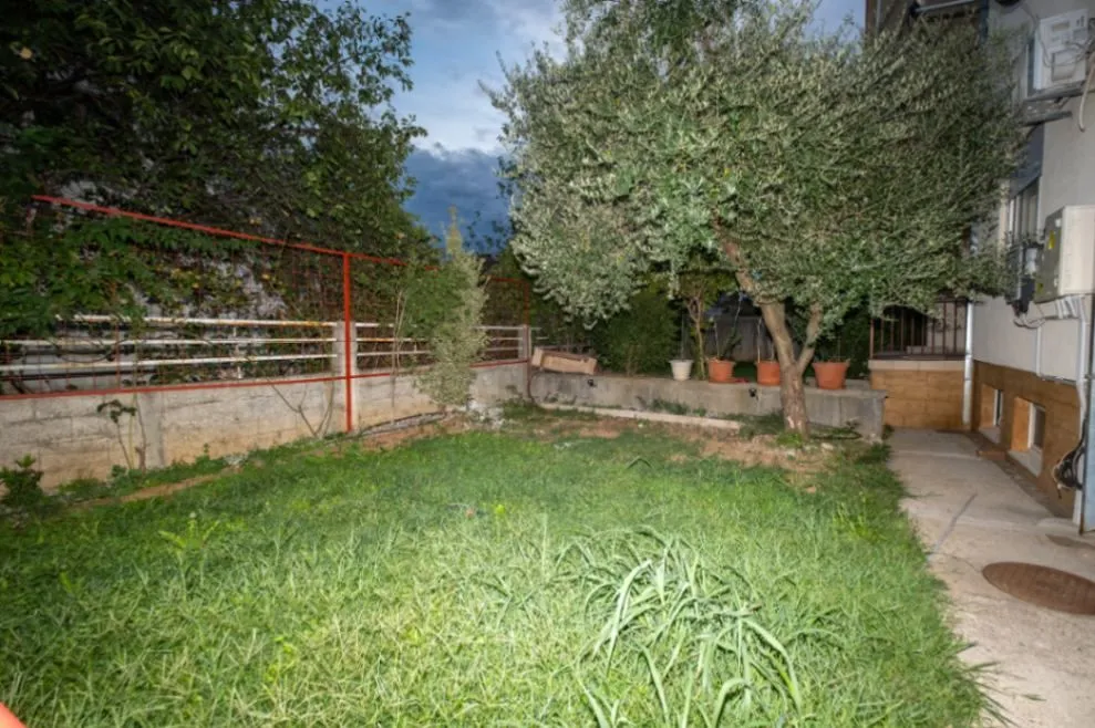 Izdavanje, kuća, 220m², Tološi, Podgorica