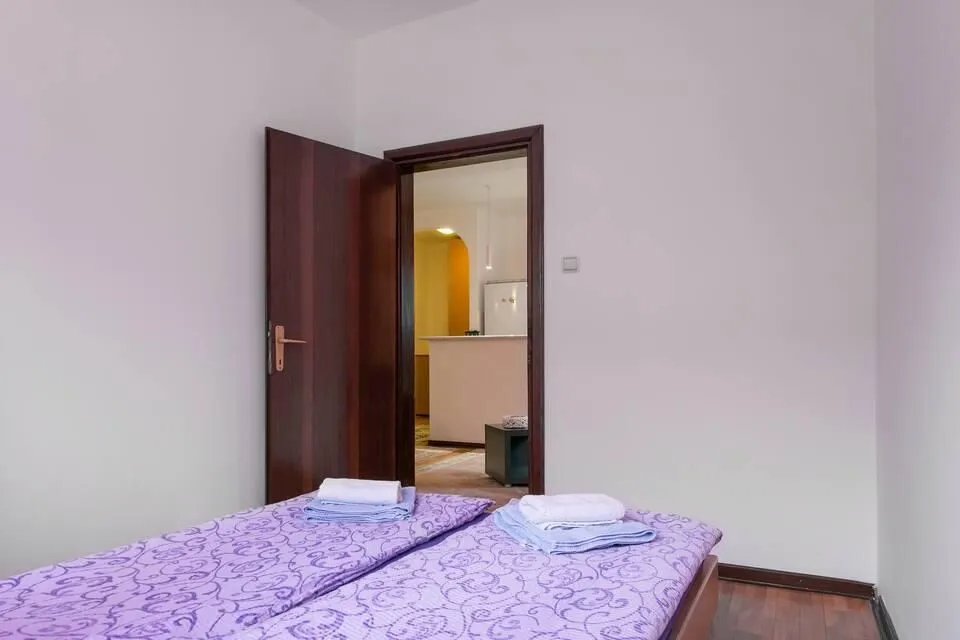 Izdavanje, dvosoban stan, 46m², Đeram Pijaca, Beograd