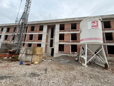 Pogled na stambenu zgradu u izgradnji sa građevinskom opremom. - image 4