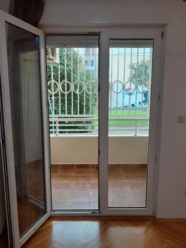 Pogled na balkon kroz otvorena balkonska vrata. - image 19