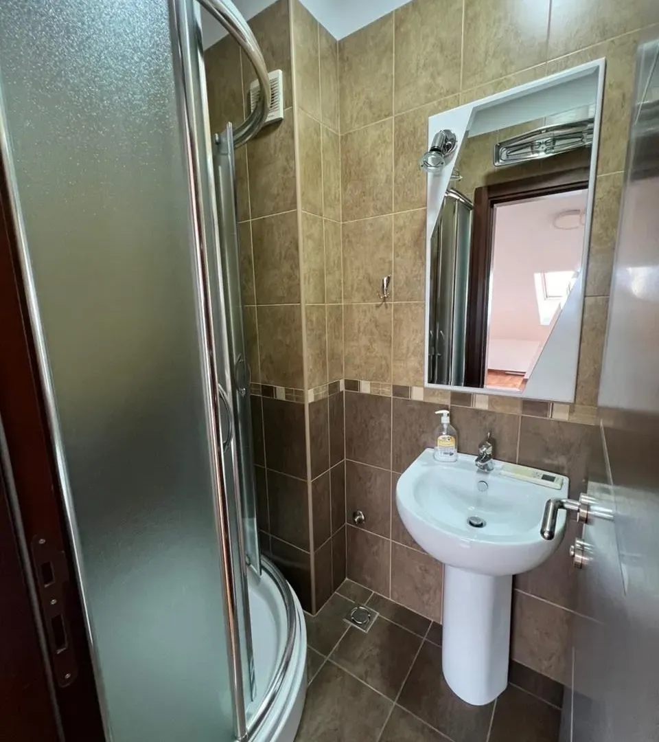 Izdavanje, četvorosoban stan, 200m², Preko Morače, Podgorica