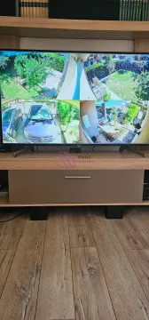 Televizor sa prikazom sa sigurnosnih kamera na zidu u dnevnoj sobi. - image 22