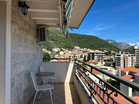 Namtještena terasa sa garniturom za sjedenje i pogledom na naselje i brda. - image 8