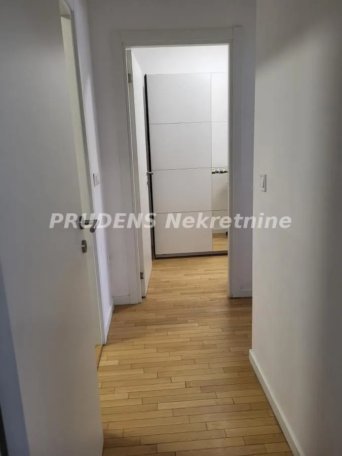 Izdavanje, trosoban stan, 81m², Zemun Sve Podlokacije, Beograd