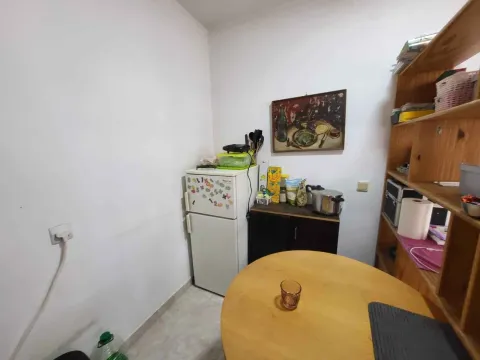 Manja kuhinja sa frižiderom, drvenim stolom i policama. - image 7