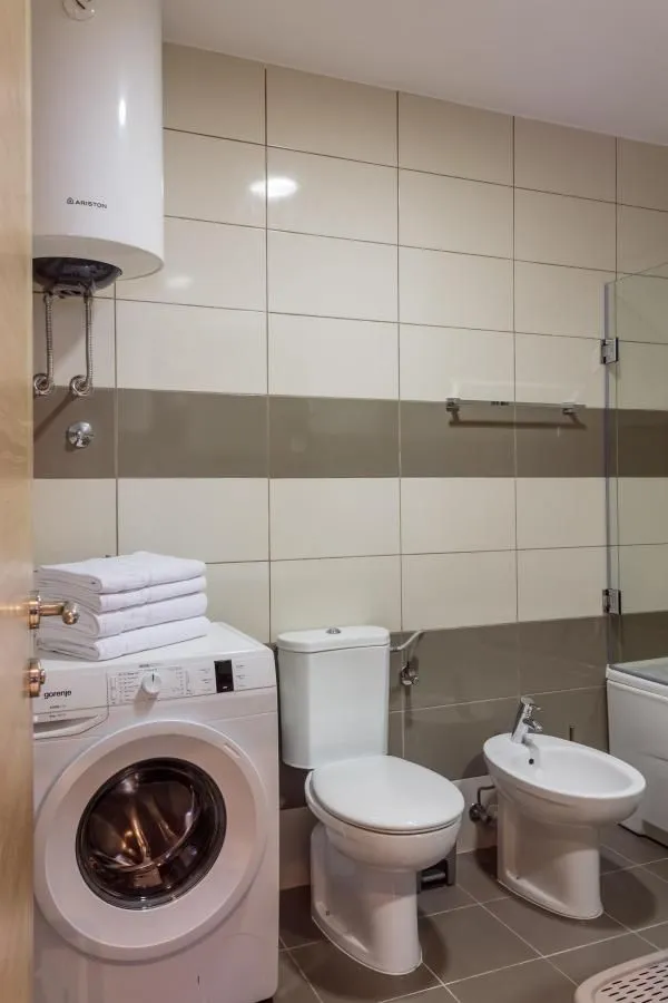 Izdavanje, dvosoban stan, 80m², Tivat, Crna Gora